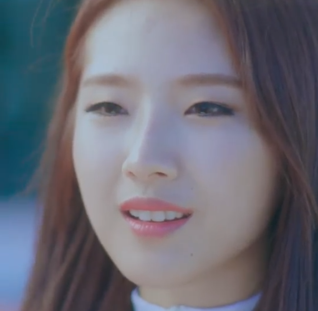 Haseul watching Vivi.